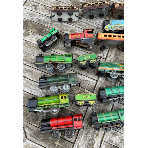 723 - Tin plate clockwork train and carriages to include 490, 34065, 2509, 3401 etc.