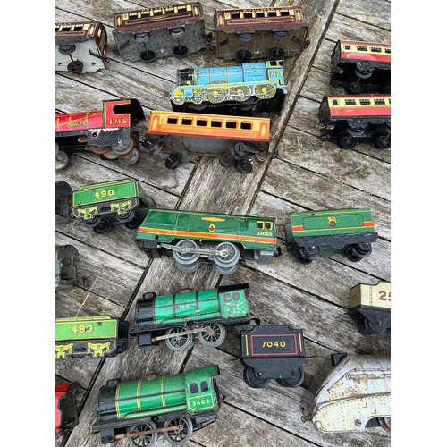 723 - Tin plate clockwork train and carriages to include 490, 34065, 2509, 3401 etc.