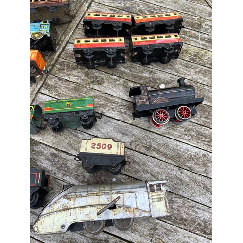 723 - Tin plate clockwork train and carriages to include 490, 34065, 2509, 3401 etc.