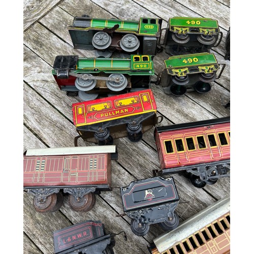 724 - Tin plate clockwork train and carriages to include 490, Flying Scotsman, LMS, Pullman Coaches etc.