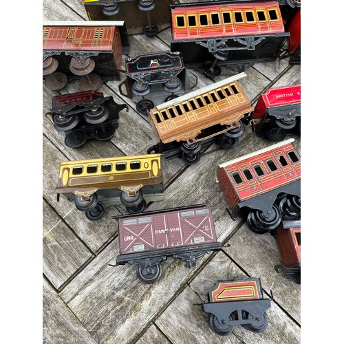 724 - Tin plate clockwork train and carriages to include 490, Flying Scotsman, LMS, Pullman Coaches etc.