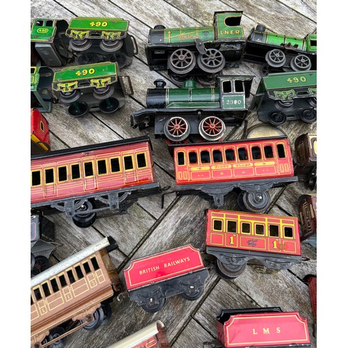 724 - Tin plate clockwork train and carriages to include 490, Flying Scotsman, LMS, Pullman Coaches etc.