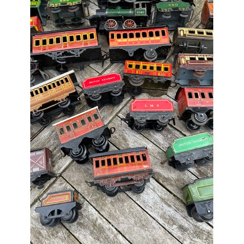 724 - Tin plate clockwork train and carriages to include 490, Flying Scotsman, LMS, Pullman Coaches etc.