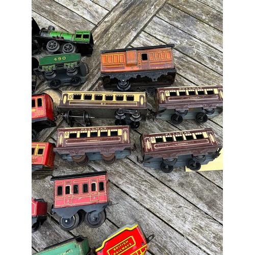 724 - Tin plate clockwork train and carriages to include 490, Flying Scotsman, LMS, Pullman Coaches etc.