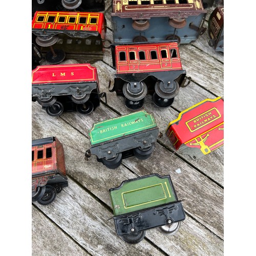 724 - Tin plate clockwork train and carriages to include 490, Flying Scotsman, LMS, Pullman Coaches etc.