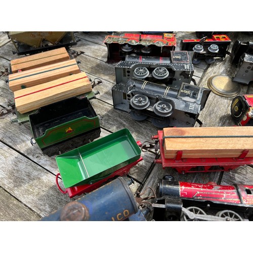 725 - Tin plate clockwork train and carriages Hornby & Brimtoy to include Breakdown Van and Crane, 67000 a... 