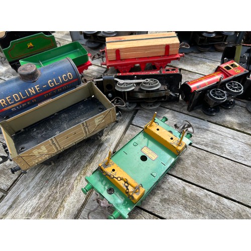 725 - Tin plate clockwork train and carriages Hornby & Brimtoy to include Breakdown Van and Crane, 67000 a... 