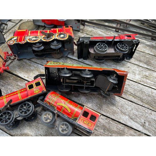 725 - Tin plate clockwork train and carriages Hornby & Brimtoy to include Breakdown Van and Crane, 67000 a... 