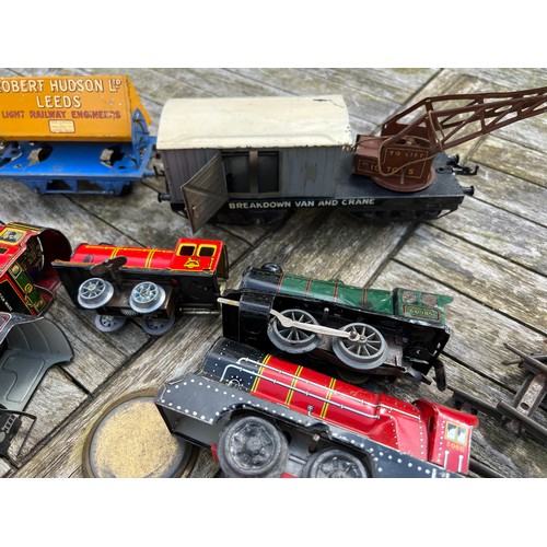 725 - Tin plate clockwork train and carriages Hornby & Brimtoy to include Breakdown Van and Crane, 67000 a... 