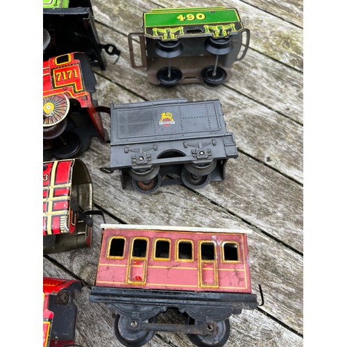 734 - Tin plate clockwork train and carriages to include Royal Scott x 2, British Railways 3063, 490, 5050... 