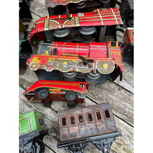 734 - Tin plate clockwork train and carriages to include Royal Scott x 2, British Railways 3063, 490, 5050... 