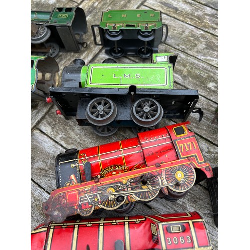 734 - Tin plate clockwork train and carriages to include Royal Scott x 2, British Railways 3063, 490, 5050... 