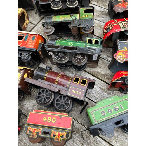 734 - Tin plate clockwork train and carriages to include Royal Scott x 2, British Railways 3063, 490, 5050... 