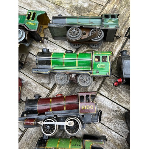 734 - Tin plate clockwork train and carriages to include Royal Scott x 2, British Railways 3063, 490, 5050... 