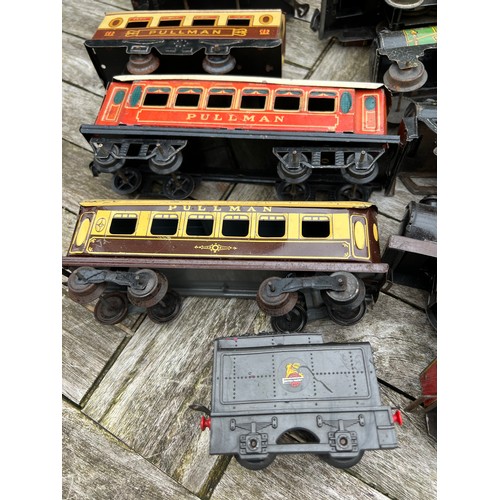 734 - Tin plate clockwork train and carriages to include Royal Scott x 2, British Railways 3063, 490, 5050... 