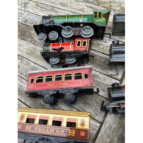 734 - Tin plate clockwork train and carriages to include Royal Scott x 2, British Railways 3063, 490, 5050... 