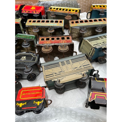 735 - Tin plate clockwork train and carriages to include 7000, Silver Link 2509, 67040, The National 2509,... 