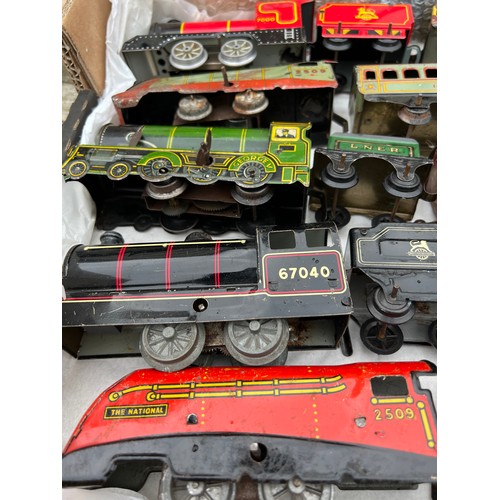 735 - Tin plate clockwork train and carriages to include 7000, Silver Link 2509, 67040, The National 2509,... 