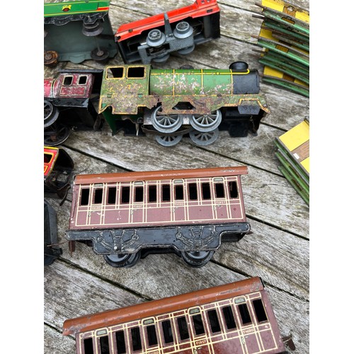 736 - Tin plate clockwork trains, carriages and Chad Valley track to include Hurricane 34065, 7040, 416, 6... 