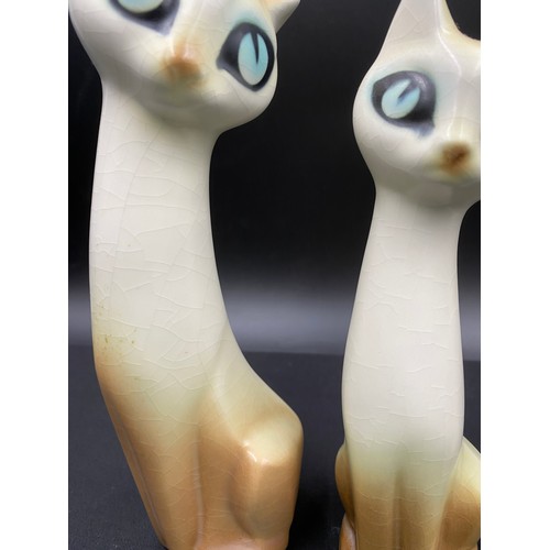 91 - A set of five Hornsea Pottery 'Siamese' cats modelled by Marion Campbell. These were all unmarked bu... 