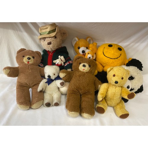 A quantity of vintage soft toys to include 2 x Harrods bears 2009 Annual Bear and a small bear 3 x