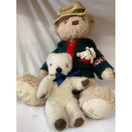 740 - A quantity of vintage soft toys to include 2 x Harrods bears- 2009 Annual Bear and a small bear, 3 x... 