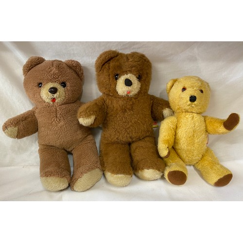 740 - A quantity of vintage soft toys to include 2 x Harrods bears- 2009 Annual Bear and a small bear, 3 x... 