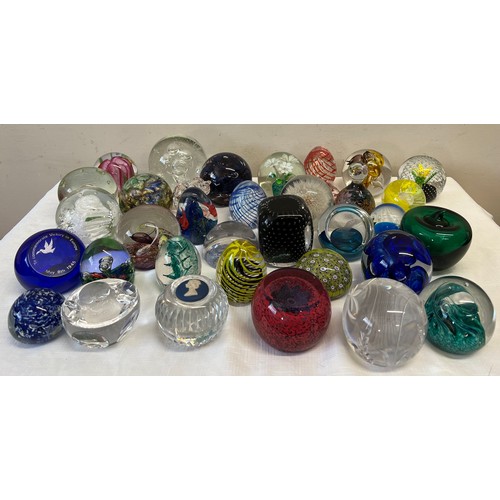 317 - A large quantity of paperweights to include Urdale, Wedgwood, Caithness, Mdina, Murano and others.