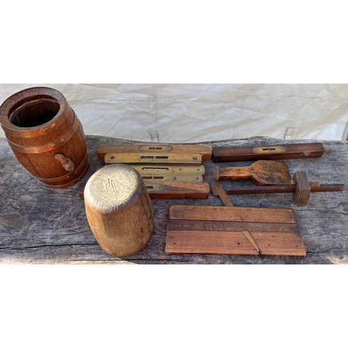 1039 - Vintage tools to include brass/wooden spirit levels, barrel etc.