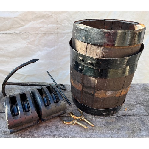 1040 - Vintage wooden barrel, 2 x ship blocks and brass rowlocks.