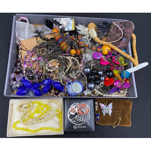 330 - Collection of costume jewellery to include brooches, necklaces., etc.