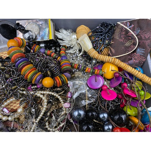 330 - Collection of costume jewellery to include brooches, necklaces., etc.