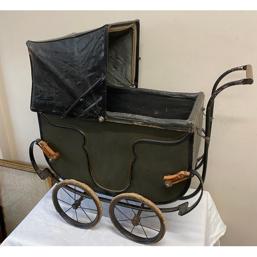 1057 - A vintage dolls pram.