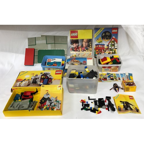 750 - Collection of vintage lego, instruction booklets, part sets, boards,  some boxed to include 6067, 36... 