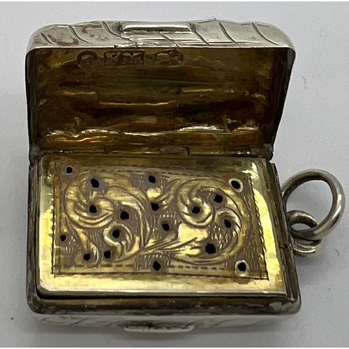 574 - Birmingham silver vinaigrette with suspension ring by Frederick Marson, Birmingham 1857. 1.5 x 2.2cm... 