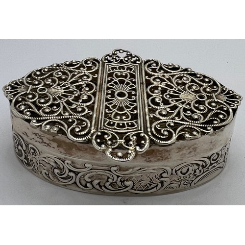 583 - A silver lidded box, London 1910, maker William Comyns and Sons. 6 x 9cm, weight 57gm.