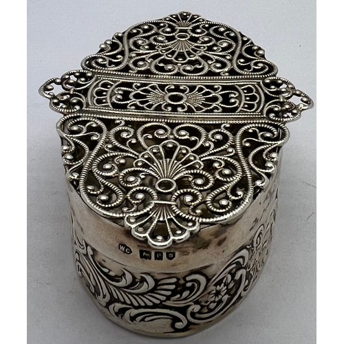 583 - A silver lidded box, London 1910, maker William Comyns and Sons. 6 x 9cm, weight 57gm.