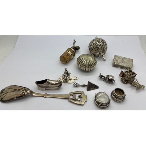 584 - A quantity of unmarked white metal and plated items to include vinaigrette, trowel, pepper pot, clog... 