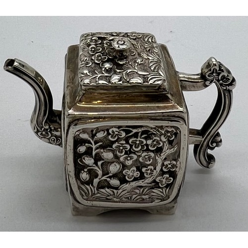 590 - Miniature Victorian silver teapot, Birmingham 1848, maker Yapp & Woodward. 4cm h. 31gm.