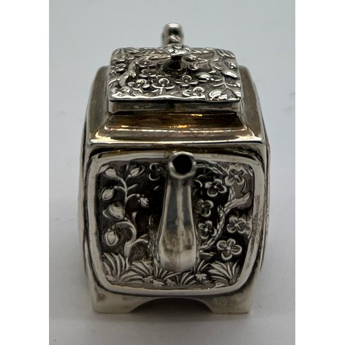 590 - Miniature Victorian silver teapot, Birmingham 1848, maker Yapp & Woodward. 4cm h. 31gm.