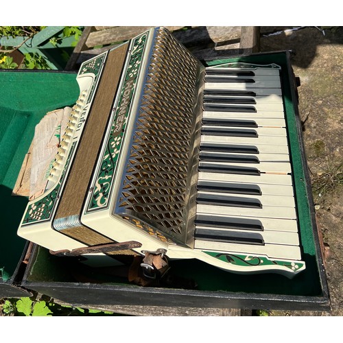 776 - A Hohner Verdi 1 accordion in fitted case. Untested.