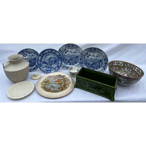 192 - A quantity of various ceramics to include Hornsea Pottery vase, Wedgwood, Davenport plate, Bretby pl... 