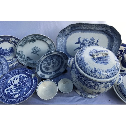 200 - A quantity of 19th/20thC blue and white Spode. Patterns to include 'Floral', 'Fleur de Lis', 'Tower'... 