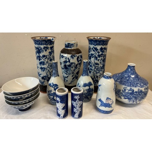 517 - A collection of 19th and 20th C blue and white Chinese ceramics. (13)