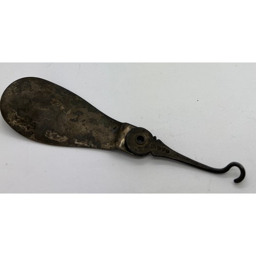 609 - A silver shoehorn and button hook combined. Chester 1901. 56.8gm.