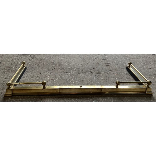 1329 - An extendable brass fender. Maximum internal 154 w x 38cm d.