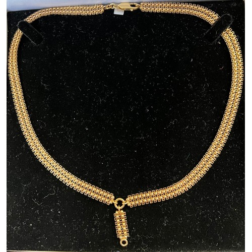 400 - An 18ct gold chain necklace with central drop. Necklace approx 50cm l plus drop. 32.8gm.