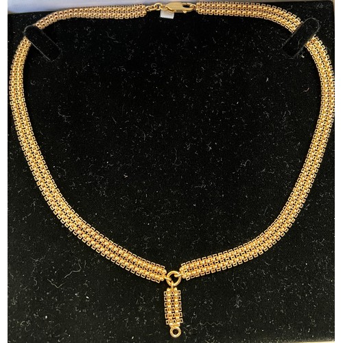 400 - An 18ct gold chain necklace with central drop. Necklace approx 50cm l plus drop. 32.8gm.