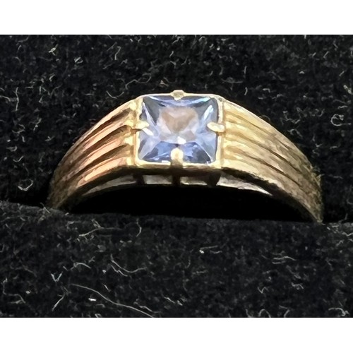 366 - A 14ct yellow gold ring set with single sapphire, size O, weight 2.9gm.