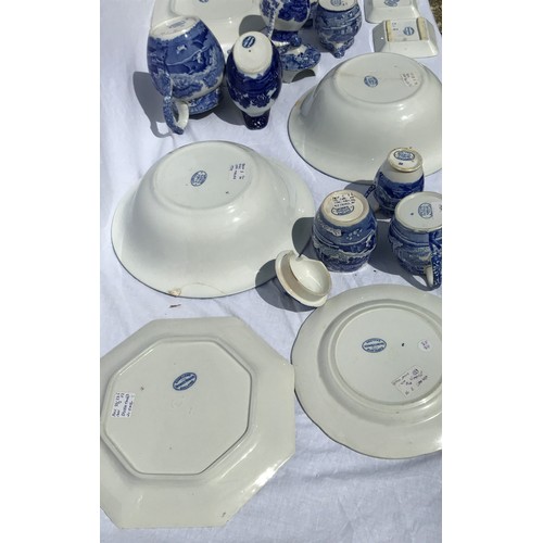 156 - A large quantity of Copeland/Spode blue and white from late 19th century to early 20th century to in... 